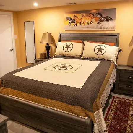Stockyards! Less Than 4 Minutes-Sleeps 8-Lee House