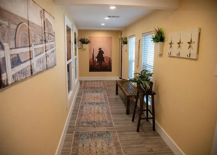 Stockyards! Less Than 4 Minutes-sleeps 8-lee House Holiday home Fort Worth