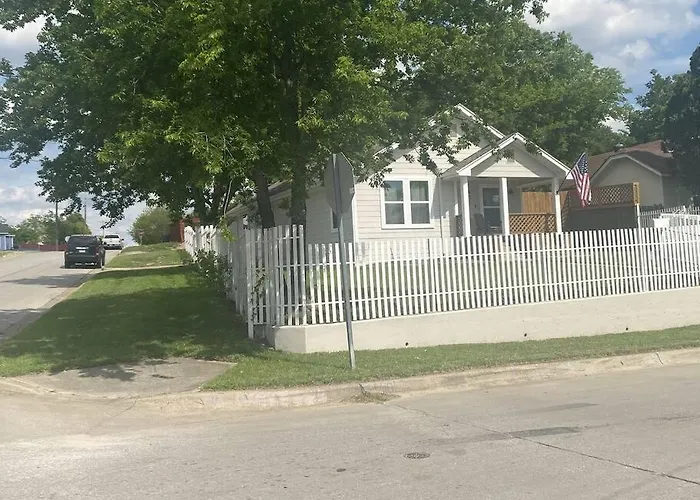 Stockyards! Less Than 4 Minutes-sleeps 8-lee House Holiday home