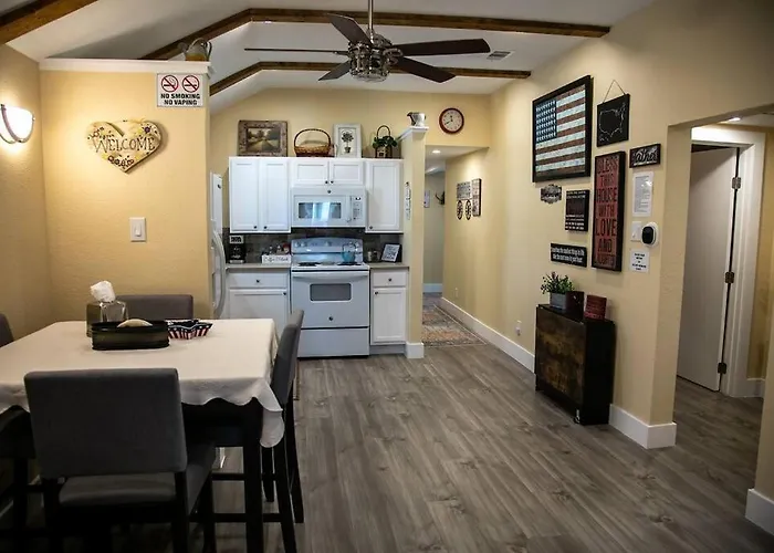 Stockyards! Less Than 4 Minutes-sleeps 8-lee House Holiday home *