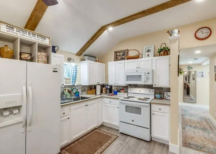 Holiday home Stockyards! Less Than 4 Minutes-sleeps 8-lee House *