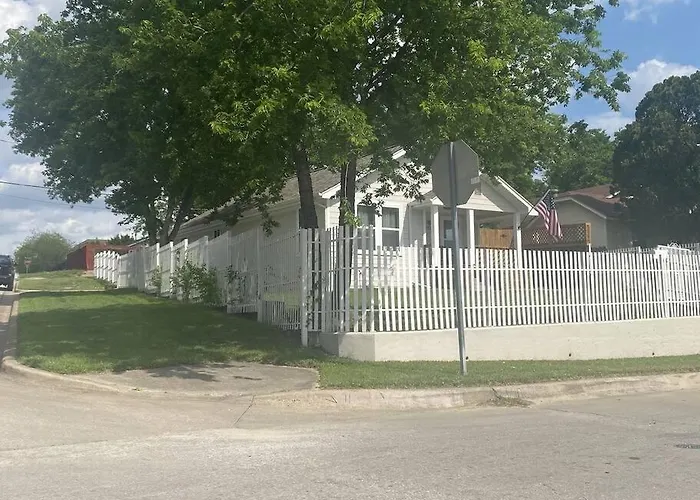 Stockyards! Less Than 4 Minutes-sleeps 8-lee House Holiday home