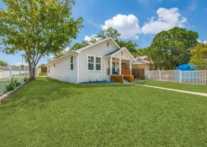 Stockyards! Less Than 4 Minutes-sleeps 8-lee House Holiday home Fort Worth