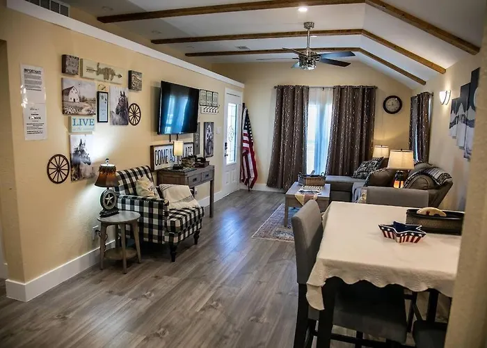 Stockyards! Less Than 4 Minutes-sleeps 8-lee House Holiday home *