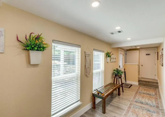 Holiday home Stockyards! Less Than 4 Minutes-sleeps 8-lee House Fort Worth