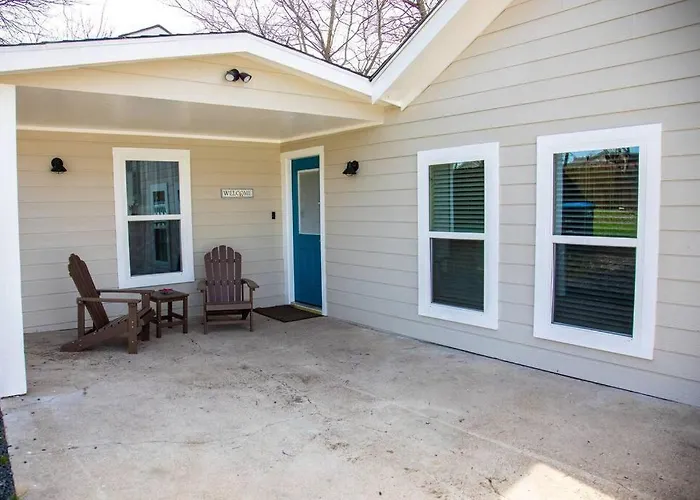 Stockyards! Less Than 4 Minutes-sleeps 8-lee House Holiday home *