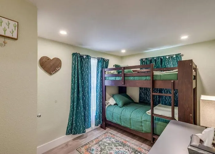 Stockyards! Less Than 4 Minutes-sleeps 8-lee House Holiday home *
