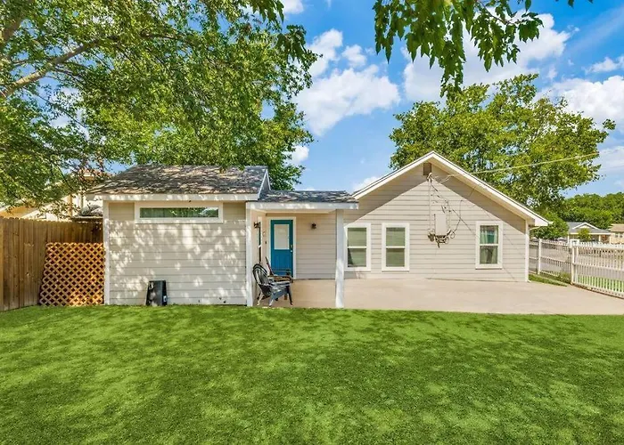 Stockyards! Less Than 4 Minutes-sleeps 8-lee House Holiday home Fort Worth