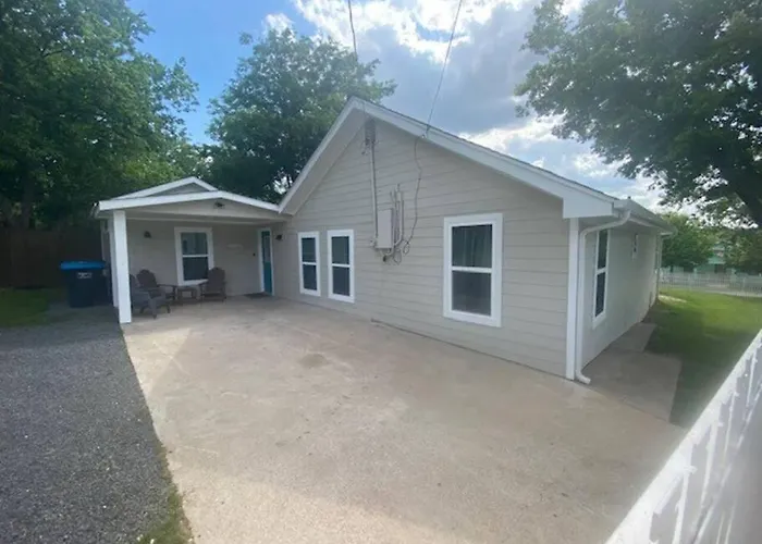 Holiday home Stockyards! Less Than 4 Minutes-sleeps 8-lee House