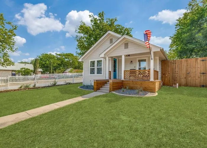Stockyards! Less Than 4 Minutes-sleeps 8-lee House Holiday home *