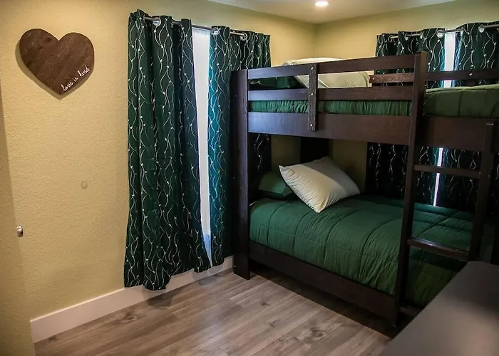 Holiday home Stockyards! Less Than 4 Minutes-sleeps 8-lee House