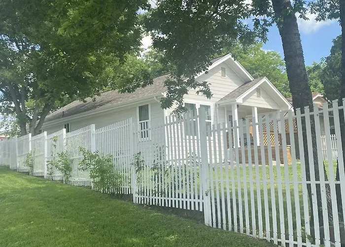 Stockyards! Less Than 4 Minutes-sleeps 8-lee House Holiday home Fort Worth